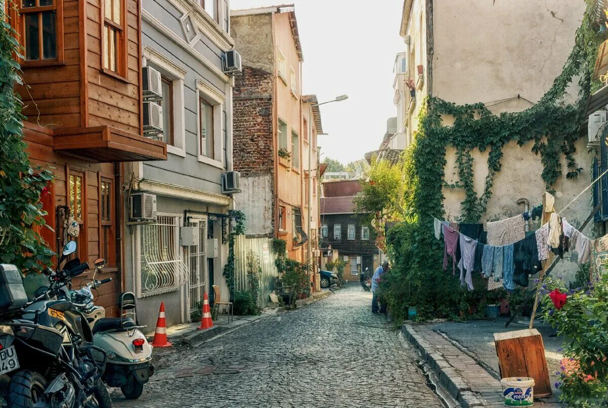 Стамбул старый город султанахмет. Улочки Стамбула старый город. Стамбул улочки Султанахмет. Стамбул улочки окраины. Стамбул старый город Бейоглу.