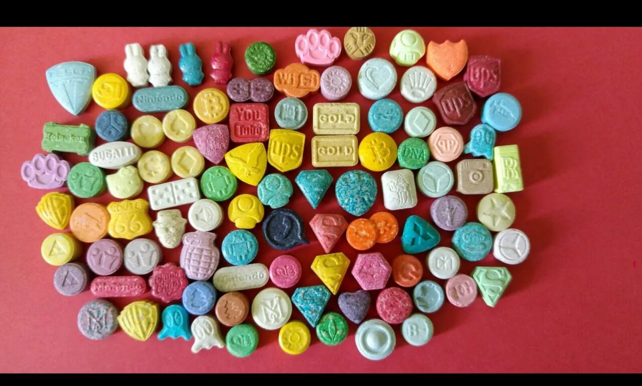 Таблетки экстази мдма. Мдма. Экстази барселона. Наркотик экстази таблетка. Лсд, мдма экстази.
