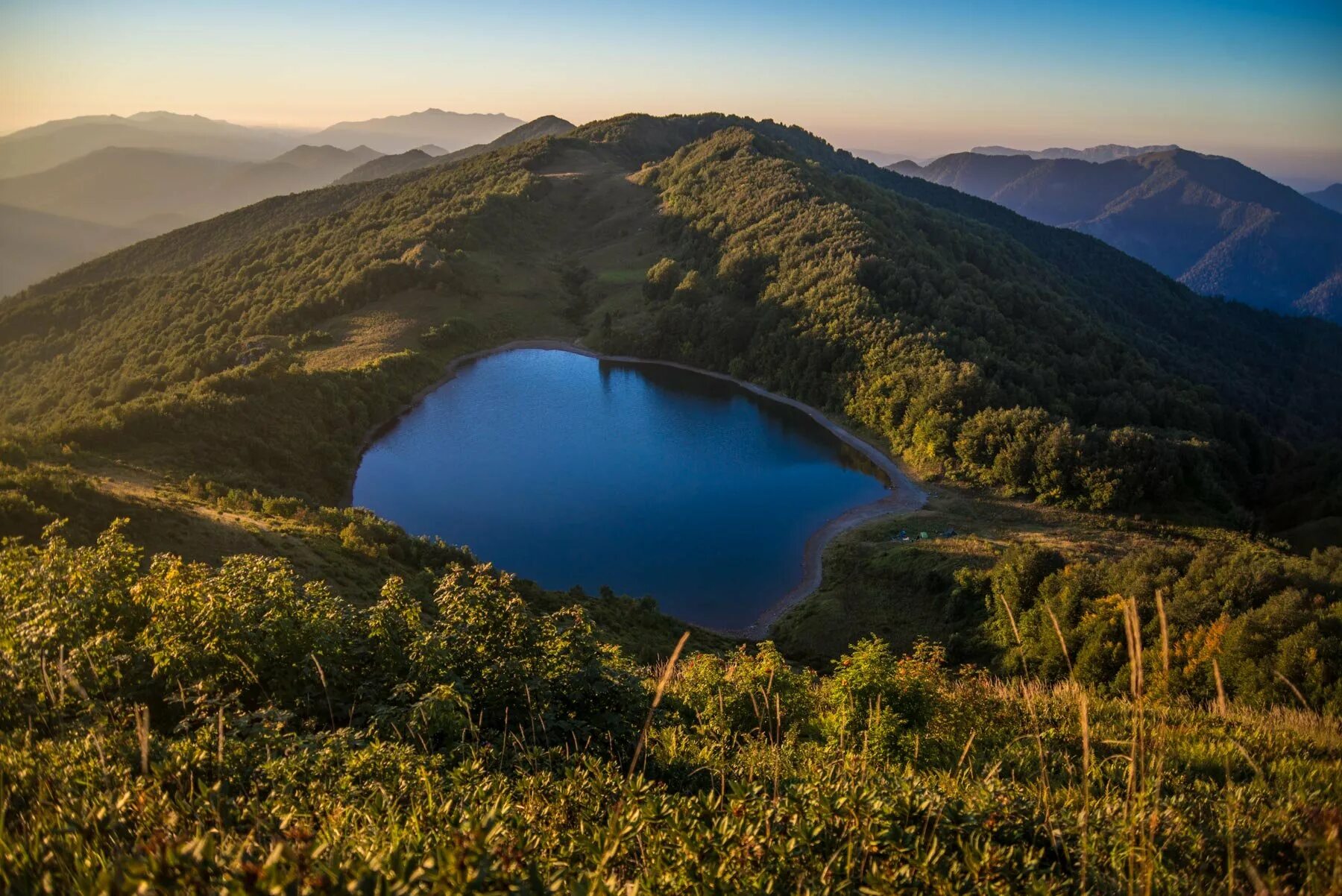 Озеро хуко сочи. Озеро хуко адыгея. Озеро хуко адыгея. Круглое озеро краснодарский край. Озеро абрау дюрсо новороссийск.