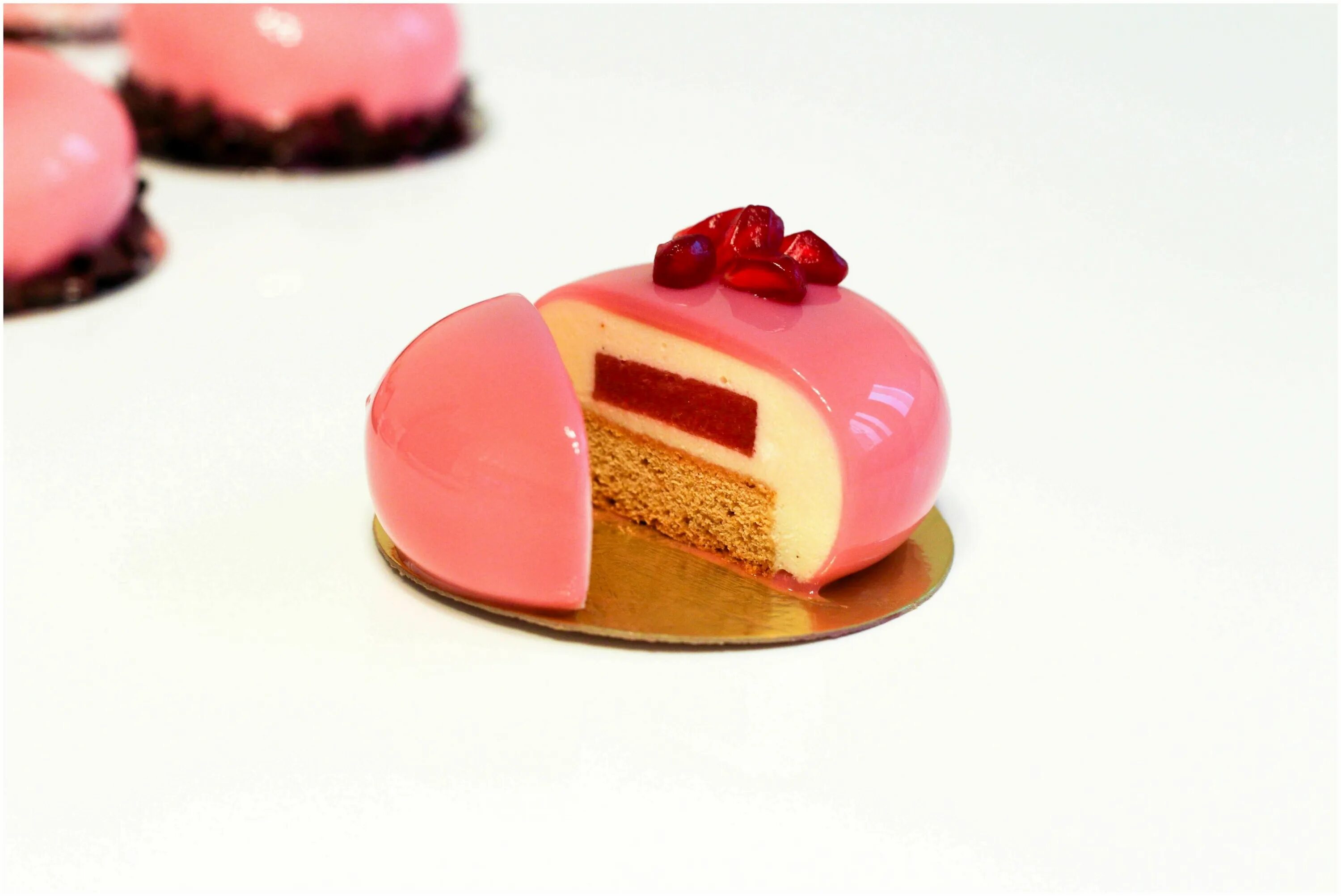 муссовые пирожные. «муссовое пирожное «вишня-шоколад». муссовые десерты. муссовое пирожное с зеркальной глазурью. десерт полусфера.