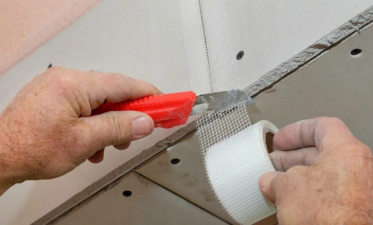 Шпаклевание наружных углов гипсокартона. Заделка швов гипсокартона. Лента для швов гипсокартона серпянка. Армирование углов гипсокартона. Как шпаклевать швы гипсокартона.