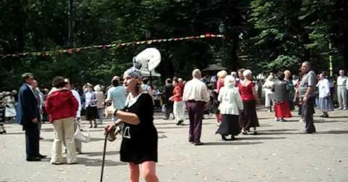 Дискотека за 40. Сокольники в москве танцплощадка в сокольниках. Дискотеки в коврове. Кому за 30 в москве. Кому за 30 в москве.