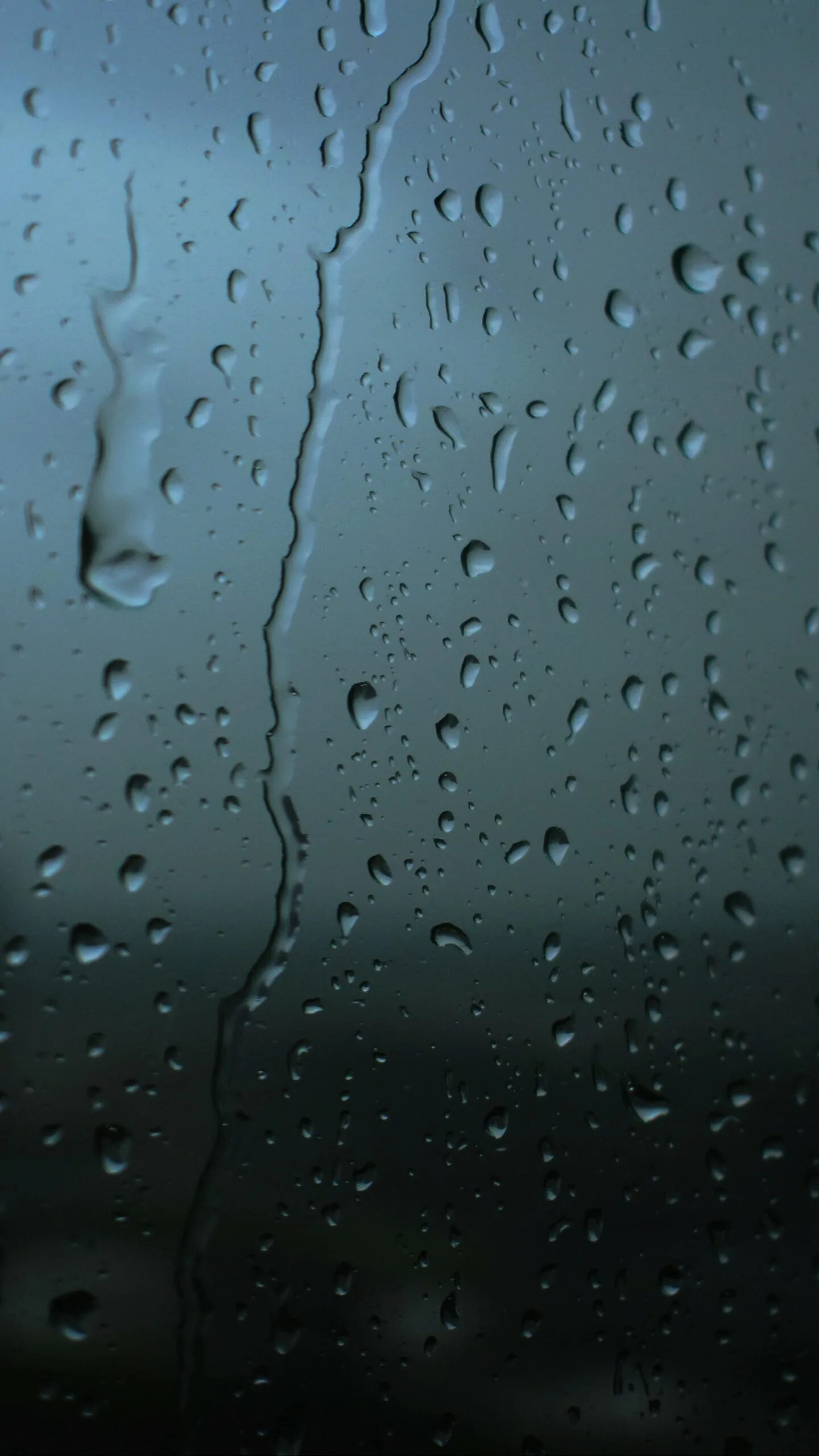Пузырьки на стекле телефона. Капли дождя. Капли на стекле. Мокрое стекло. Дождь на стекле.