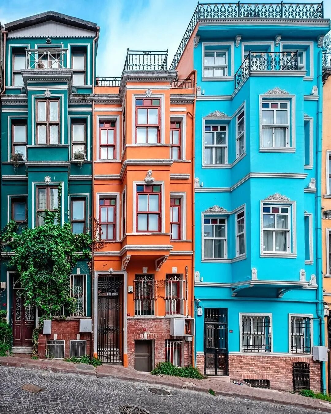 Фасада г. Балат Стамбул. Стамбул Балат цветные домики. Стамбул Балат угол домов. Красивые здания.