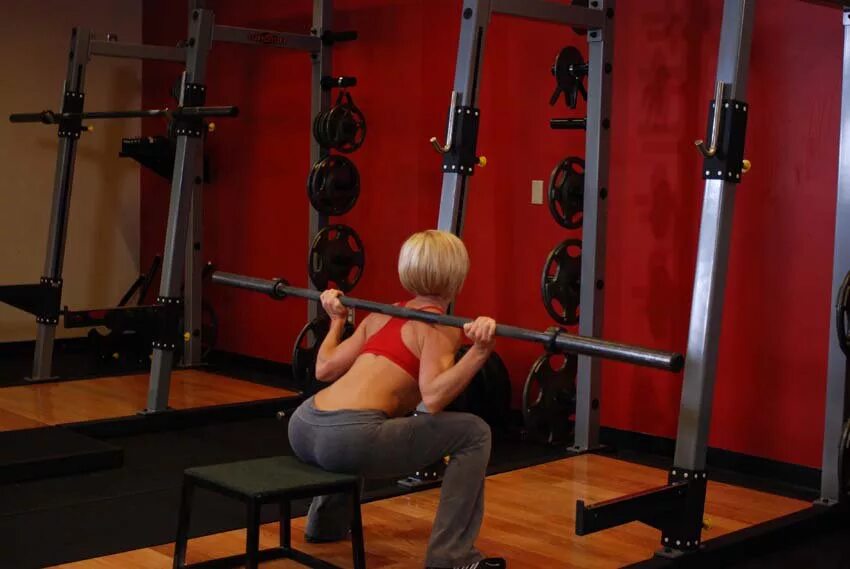 Приседания от лавки. Скамья для приседаний. Ягодичный мостик. Присед на скамье. Приседания на 1 ноге с опорой.