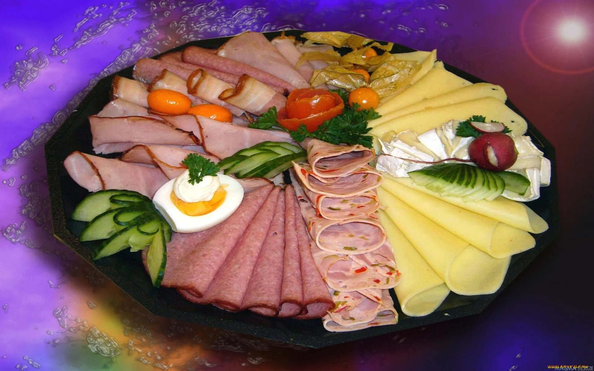 мясная нарезка. красивая нарезка ассорти на праздничный стол. красивая нарезка ассорти на праздничный стол. украшение мясного ассорти. мясная нарезка.