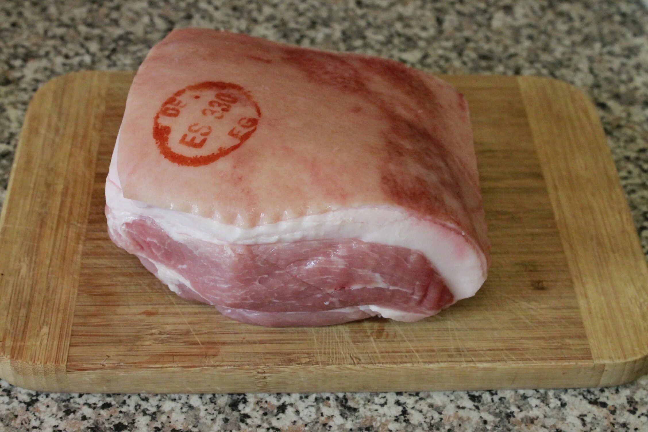 Почему свиное мясо. Кусок свинины. Вареная свинина. Мясо шея свиная. Кусок свиного мяса.