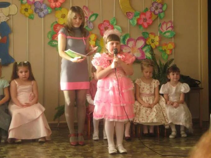 Баба яга в саду на утреннике. Утренник в садике. Детский сад березка новогодний утренник. Мамы на утреннике в детском. Мамин праздник в детском саду.