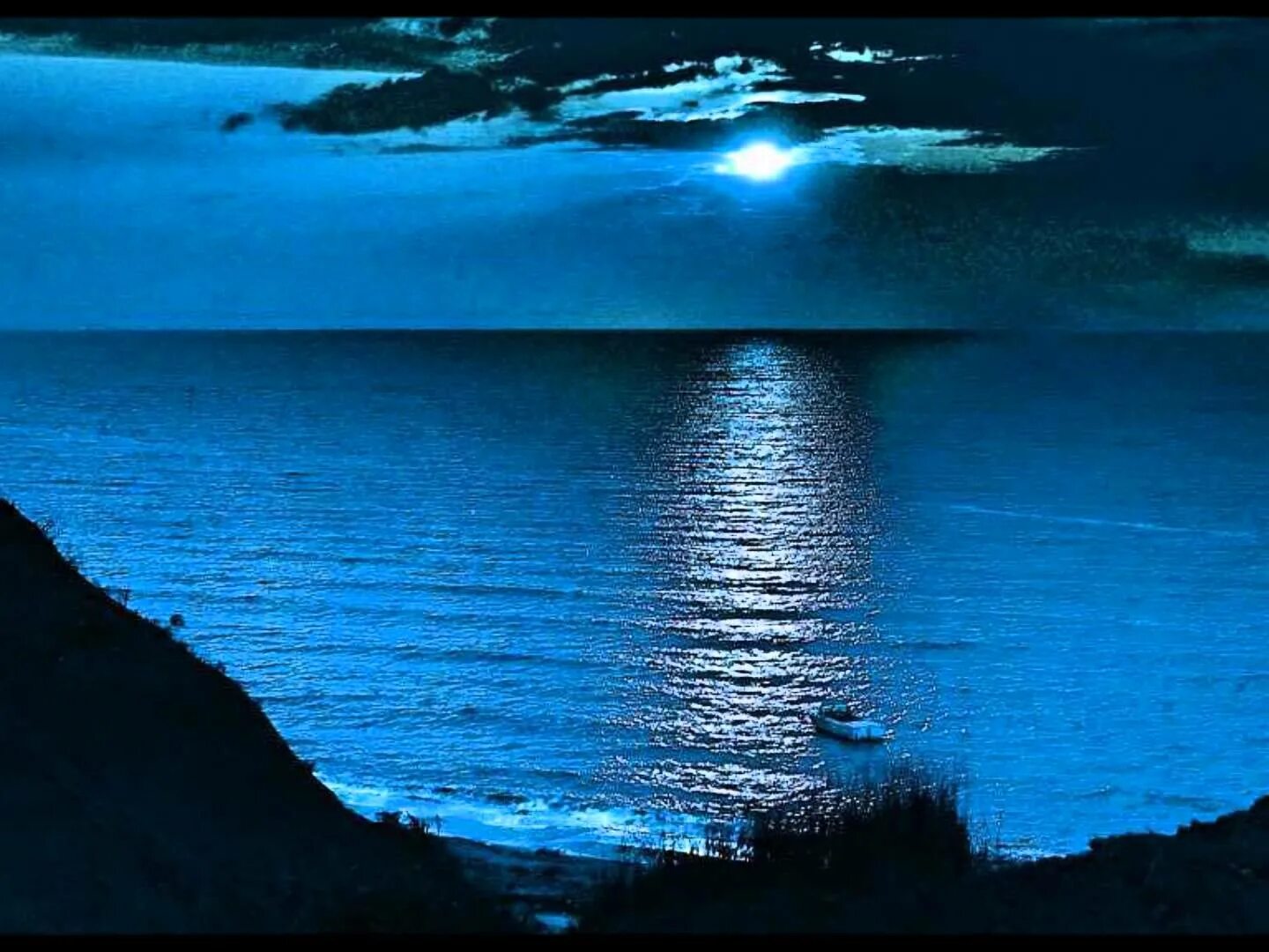 свет твоего океана. глубина. свет твоего океана. глаза на фоне неба. океан горизонтально.