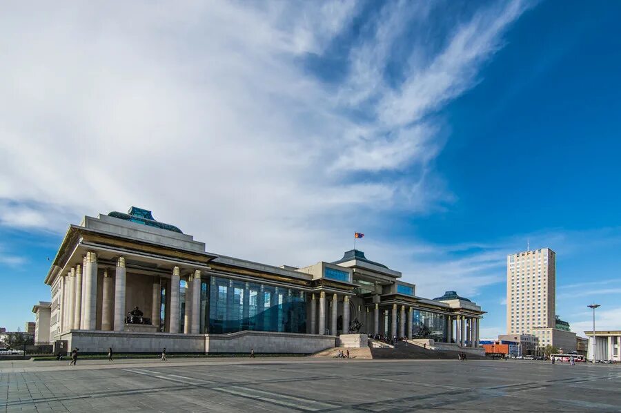 Улан батор минск токио тбилиси. Улан Батор. Улан Батор столица. Дворец правительства Монголии Улан-Батор. Бездомный в Улан-Баторе.