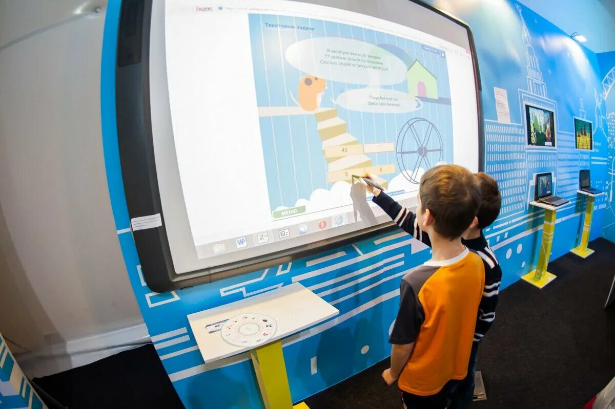 интерактивная панель. интерактивная доска панель. интерактивная сенсорная панель inl55b 55″. интерактивная доска для школы. интерактивная доска смарт 800.