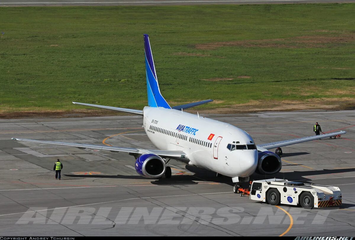 Купить авиабилеты авиатрафик. Boeing 737-300 Avia Traffic. Авиатрафик Компани. Боинг 737-3y0 авиа трафик. Компания Avia Traffic.