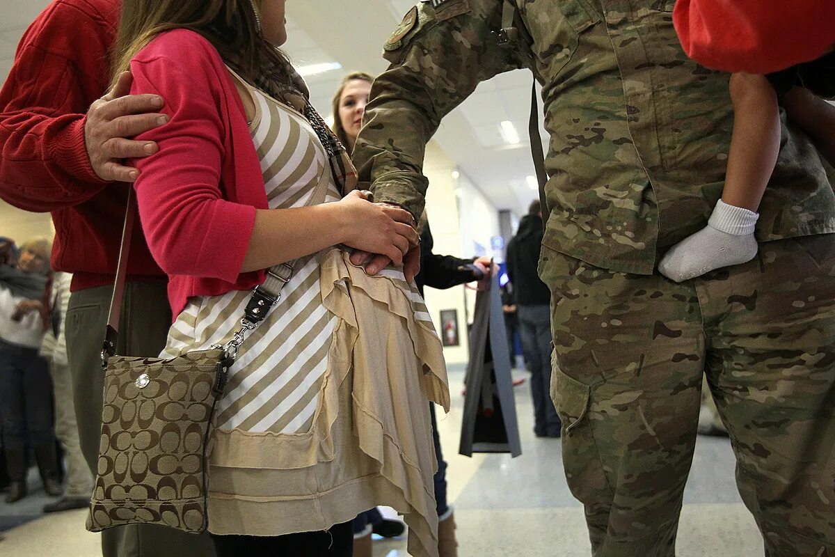 Жена военного. Встреча солдата. Жена солдата. Военный с женой и ребенком.