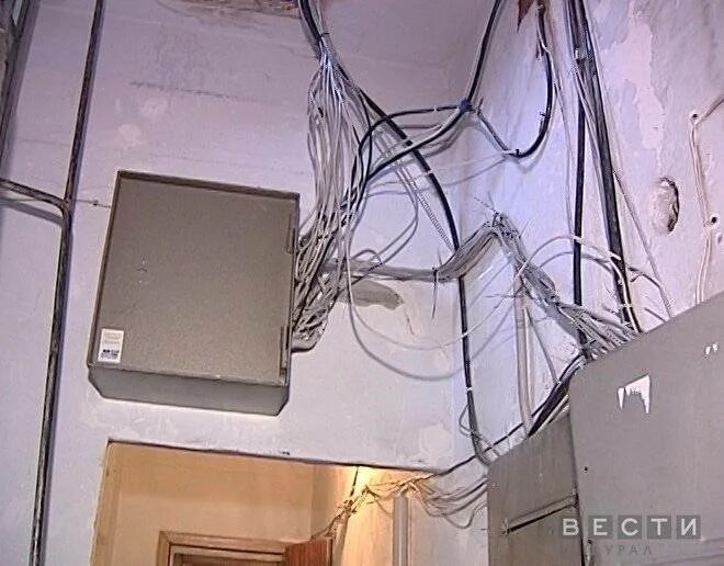 Интернет в квартире дом ру. Прокладка интернет кабеля в квартире. Интернет кабель в подъезде. Интернет провод в квартире. Интернет кабель от провайдера.