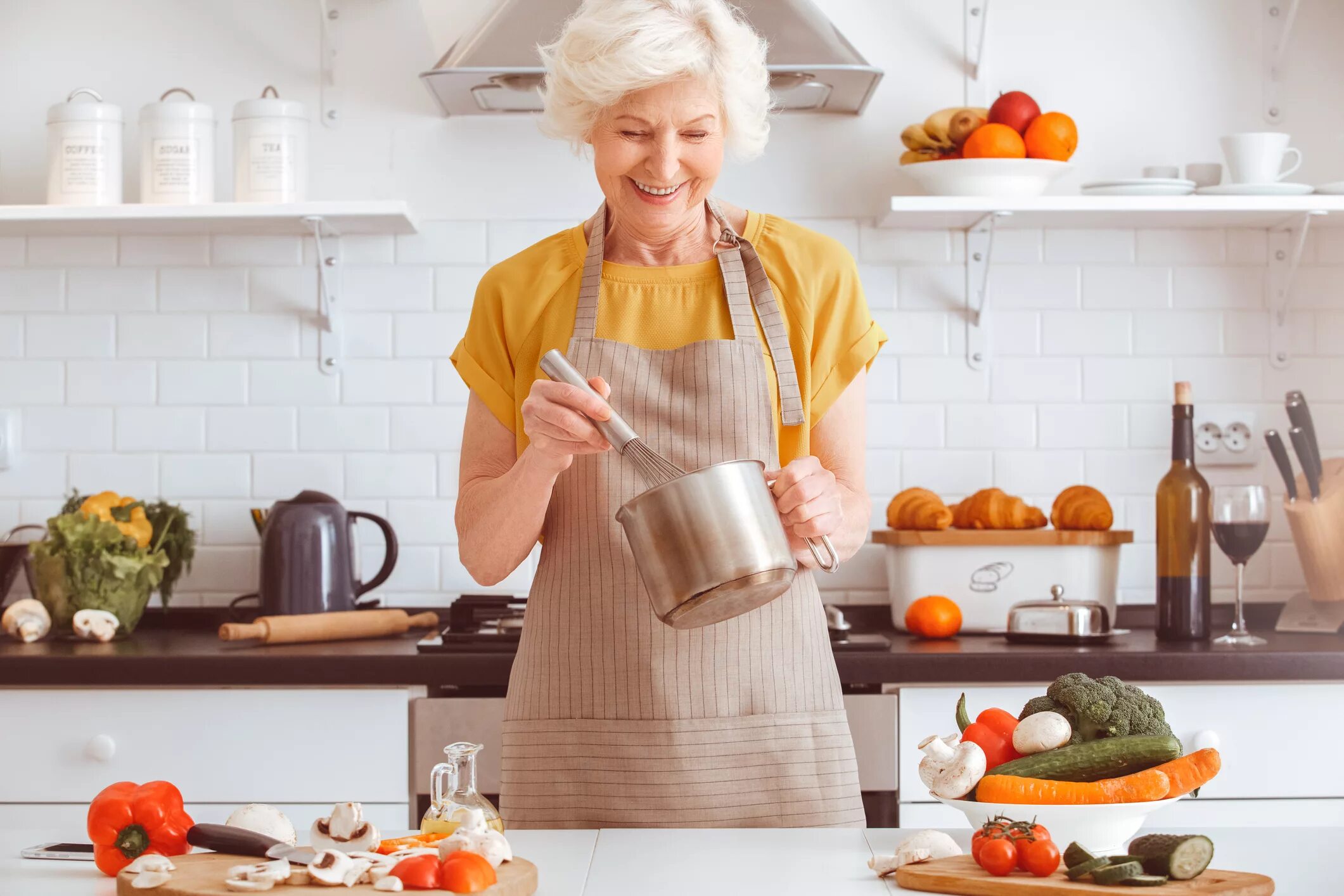 Фото бабушка готовить свою сердце. Grandmas cooking. Grandmas cooking. Мама пожилая сидит на кухни. Grandmas cooking.