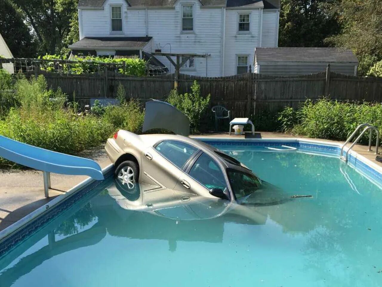 Auto pool. Car in pool. into car. обложка альбома где в бассейне тонет машина.