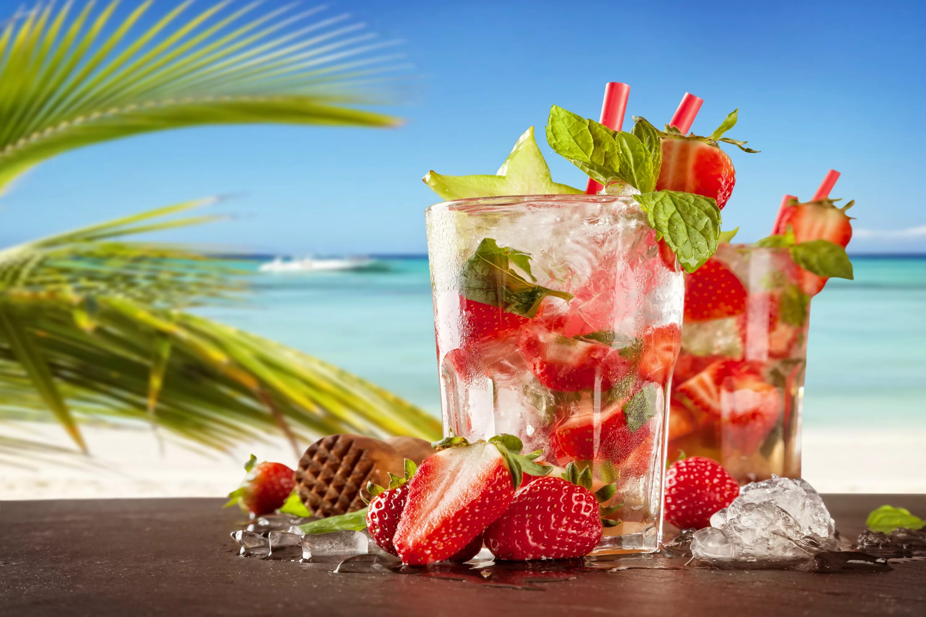 Лето время фруктов. Коктейль на пляже. Море фрукты. Яркие летние коктейли. Лето фрукты.
