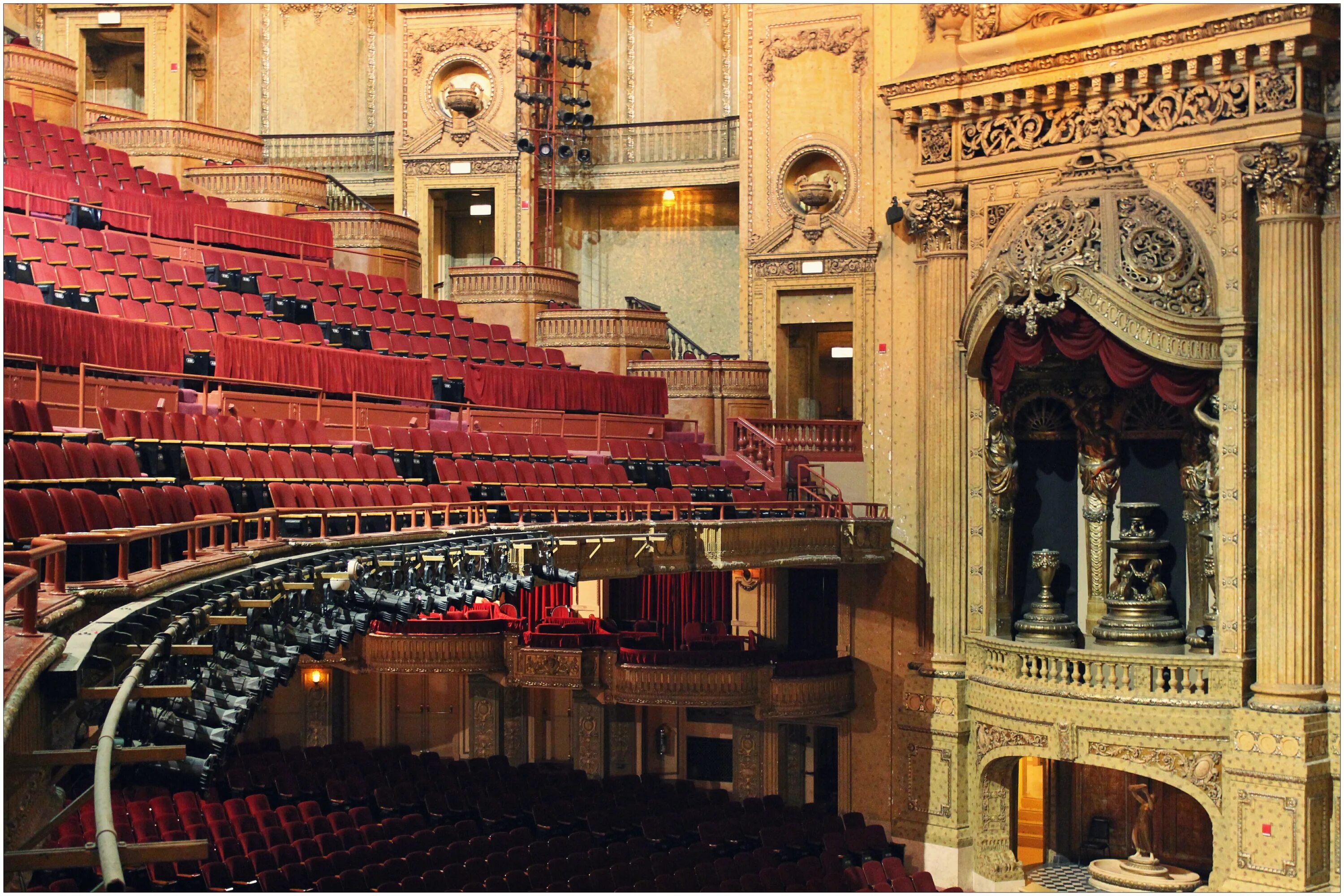 Opera build. Красивый театр. Чехия здание оперы современное. Saryi operasi building. Модерн барокко.