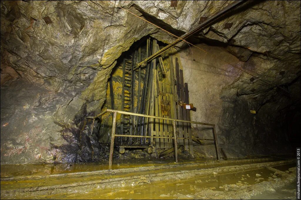 Угольная шахта изнутри. Шахта кою. Заброшенная шахта распадская. Шахта кою. Оредежские заброшенные шахты.