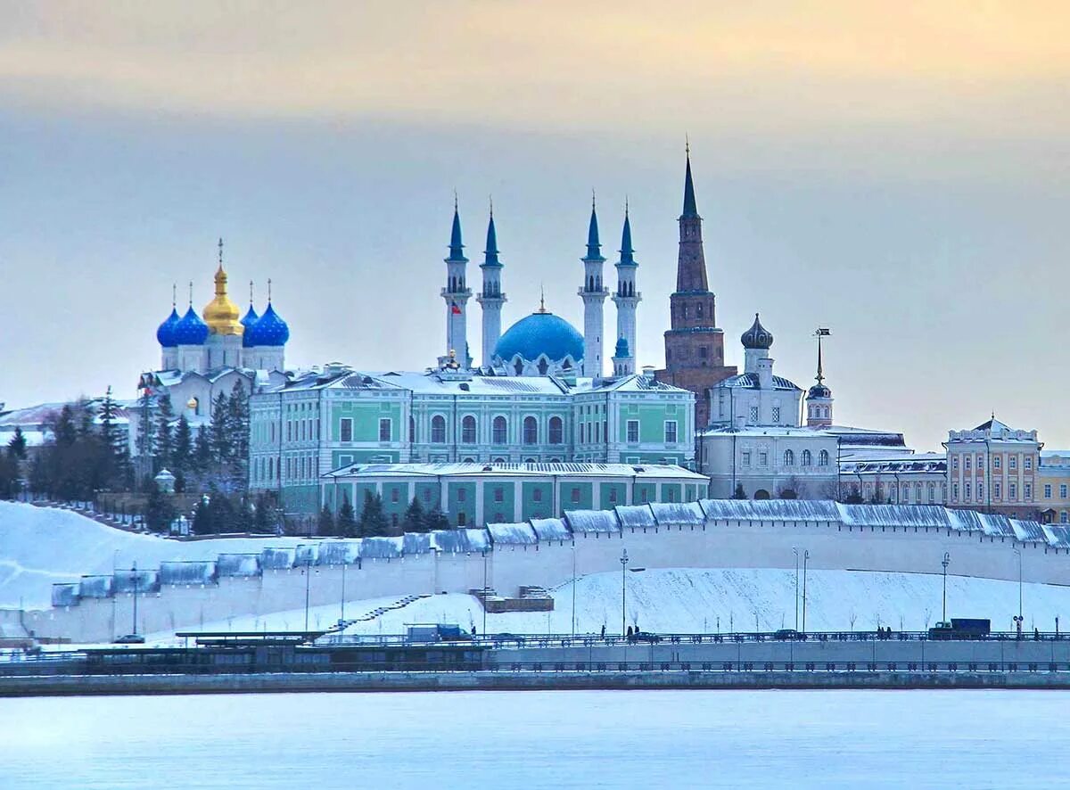 Пускают ли в казань. Казань зима. Панорама кремля казань. Казанский кремль казань. Зима казань казанский кремль.