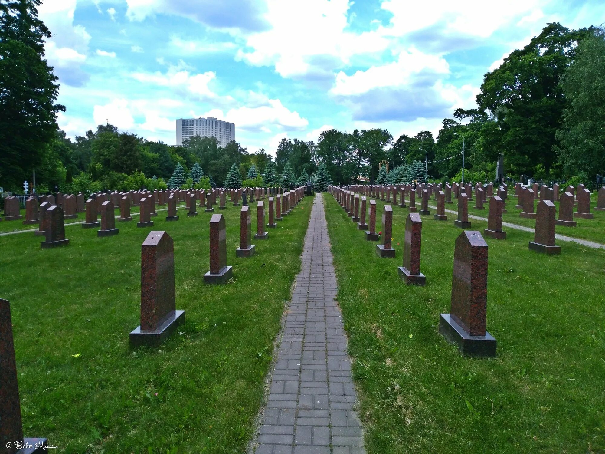 Кладбище в мытищах мемориальный комплекс. Мемориальный комплекс в мытищах. Федеральное мемориальное кладбище мытищи. Могилы на фвмк в мытищах. Кронштадтское городское русское кладбище.