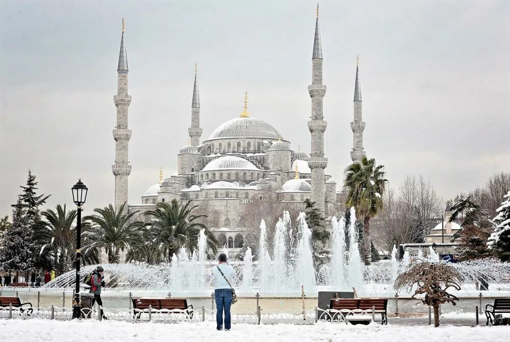 Стамбул времена года. Истамбул город в Турции зима. Турция Стамбул зимой. Стамбул Турция достопримечательности зимой. Турция климат зима.
