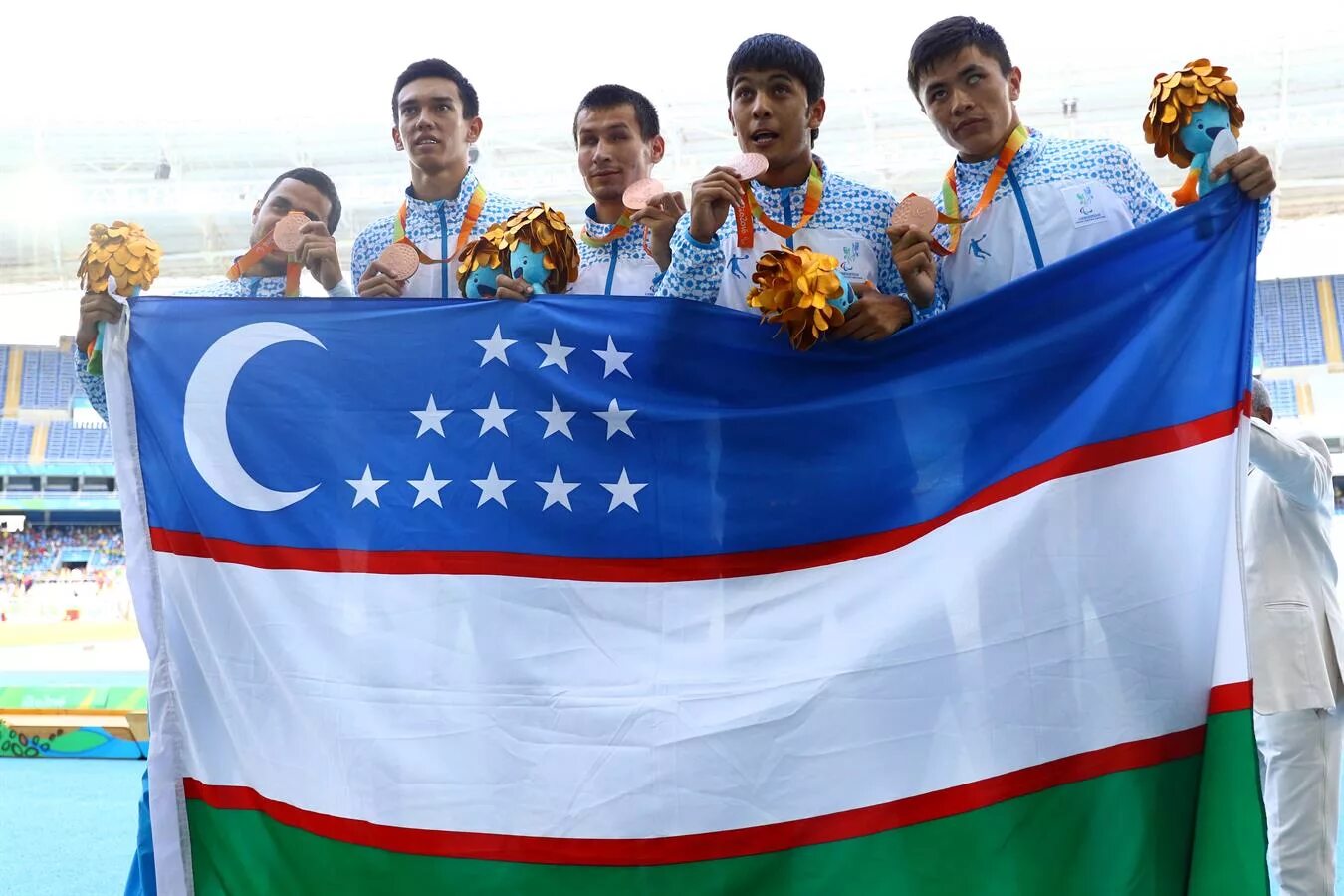 O zbekiston bilan. Миран Сахатов. Паралимпийцы Узбекистана. Спортсмены Узбекистана. Флаг Узбекистана.