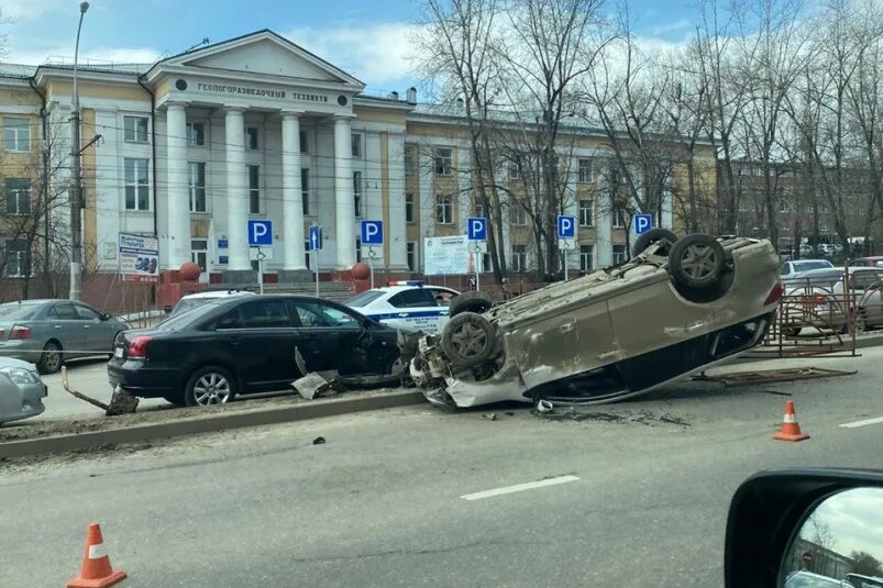 Улица опрокинулась. Иркутск фото. Иномарки в иркутске