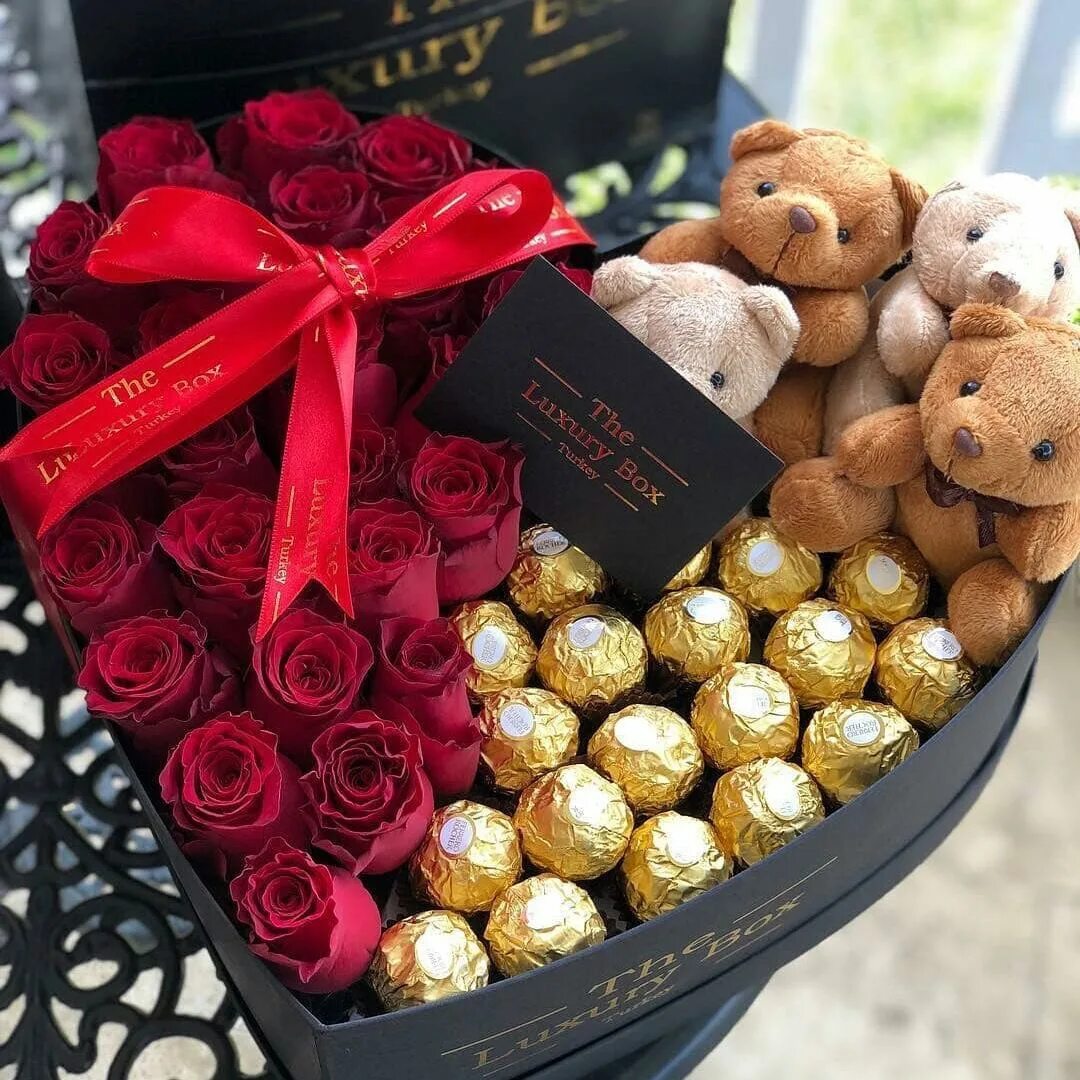 Подарочные коробки с цветами и конфетами. Оригинальные подарки желтого цвета. Шикарный подарок. Корзина с цветами и сладостями. Сладости с цветами в коробке.