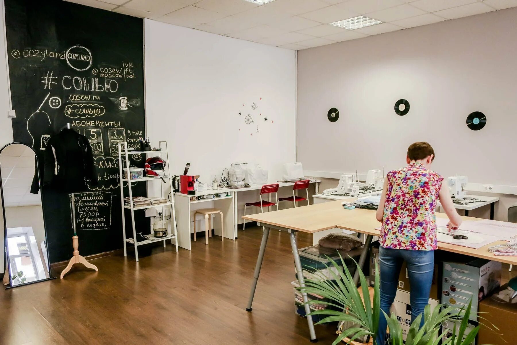 Интерьер швейного цеха. Коворкинг интерьер. Коворкинг. Petar petrov дизайнер. Швейный коворкинг.