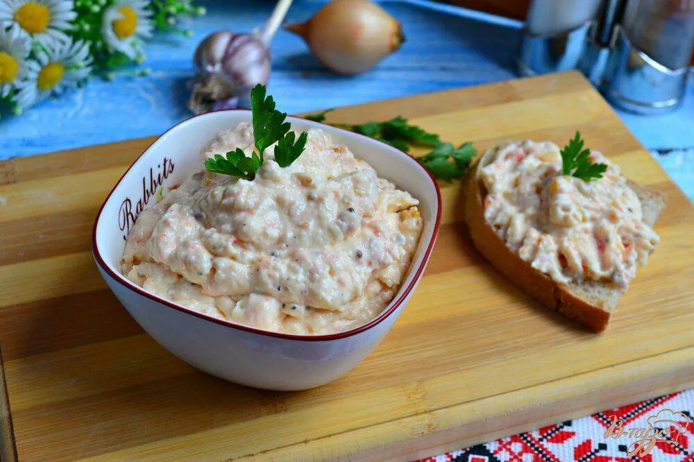 Намазка из моркови и плавленного. Намазка плавленный сырок яйца. Намазка из плавленного сыра с чесноком. Намазка из яиц и плавленного сыра. Намазка яйца с сыром.