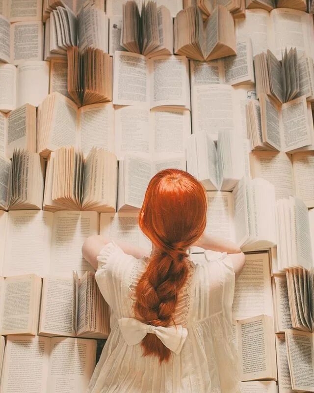 Creative reading. Рыжая девушка с книгой. Рыжая девушка с книгой арт. Рыжачядевушка с книгой арт. Девушка в библиотеке.
