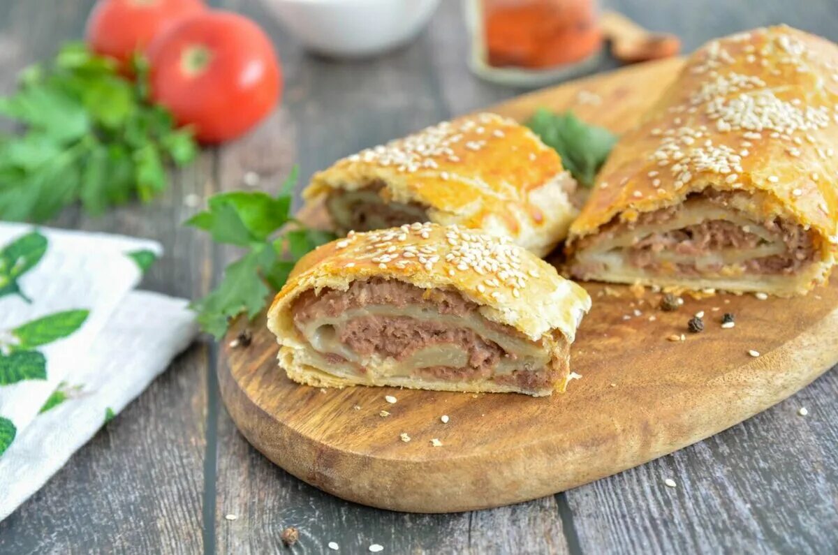 Мясо со слоеным тестом. Пирог из слоеного. Пирожки с мясом из слоеного теста. Слоеное чуду. Кулебяка с фаршем.