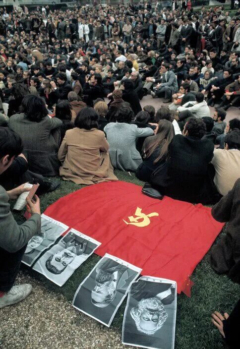Красный май в париже 1968. Красный май 1968 года. Студенческие волнения в париже 1968. Красный май 1968 года. Красный май 1968 года во франции.