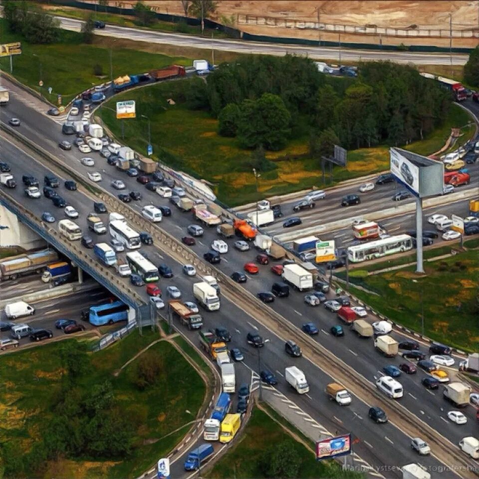 Москва Кольцевая магистраль. Щелковское шоссе автомобильное движение. Московская Кольцевая автомобильная дорога (МКАД). Трасса Алтуфьевское шоссе.