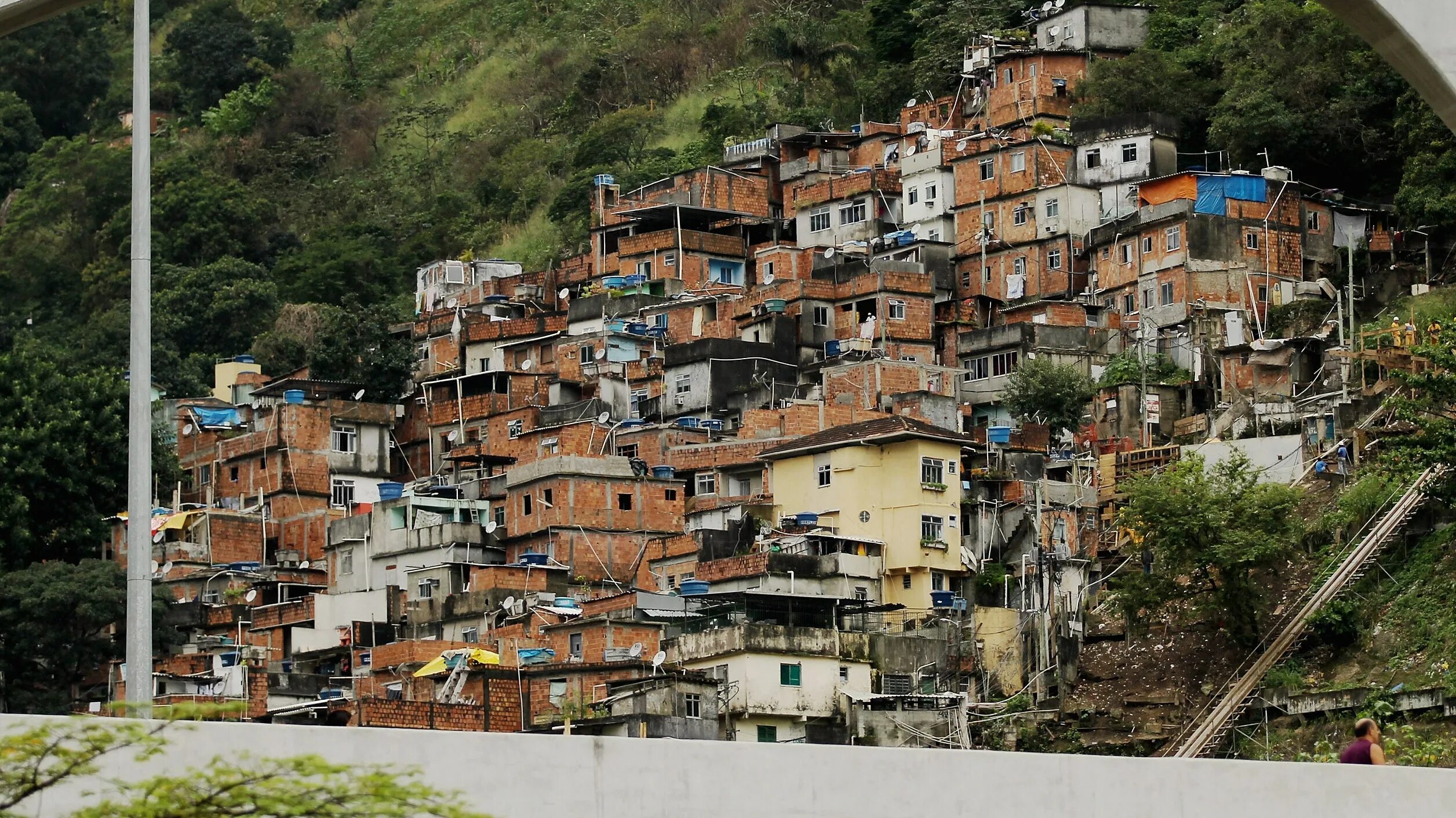 Фавелы латинской америки. Буэнос айрес аргентина трущобы. Латинская америка место в мире. Трущобы рио де жанейро. Фавелы (трущобы) в бразилии.