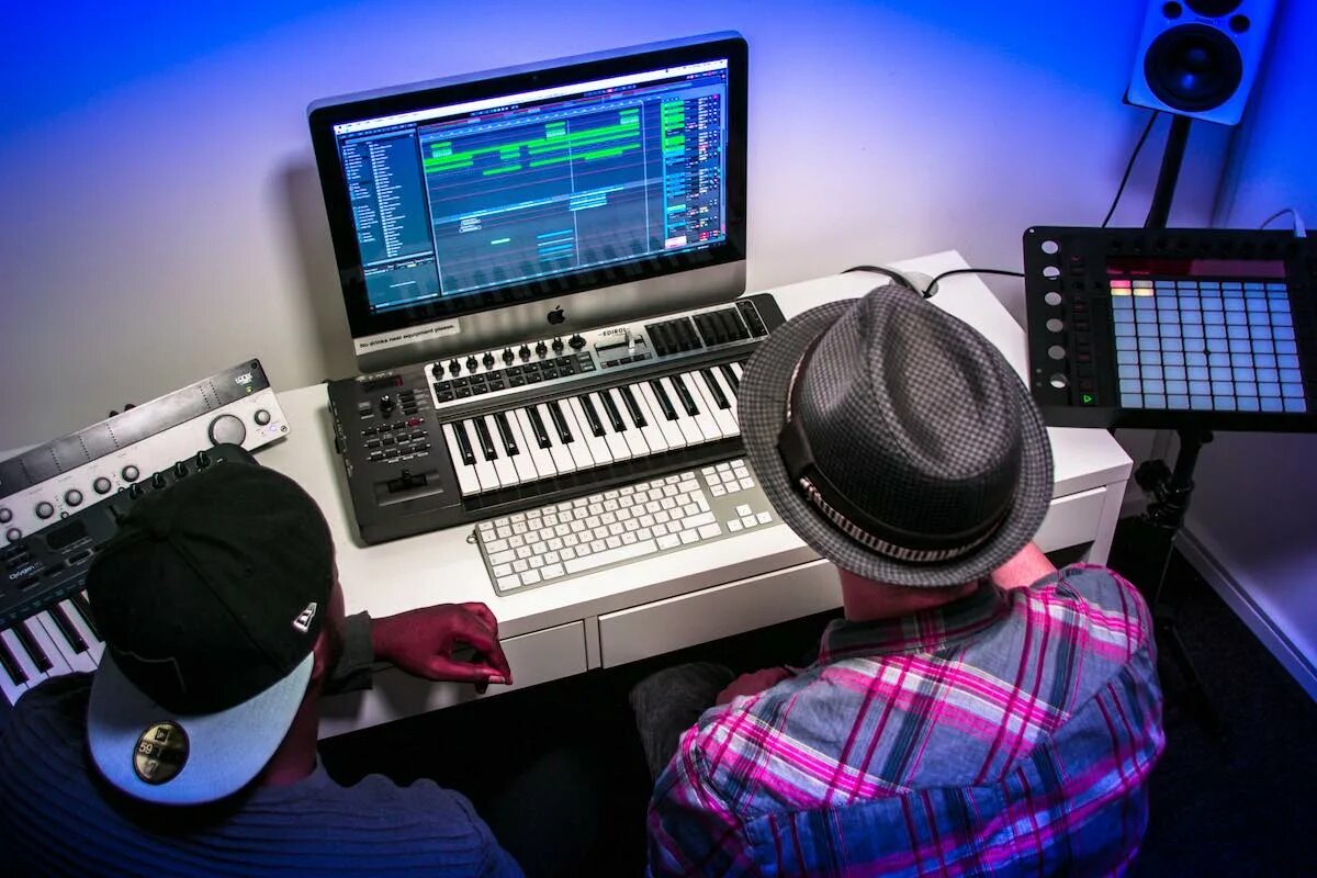 Студия звукозаписи FL Studio. Битмейкер. Битмейкер на студии. Битмейкер бит. Создать трек музыки