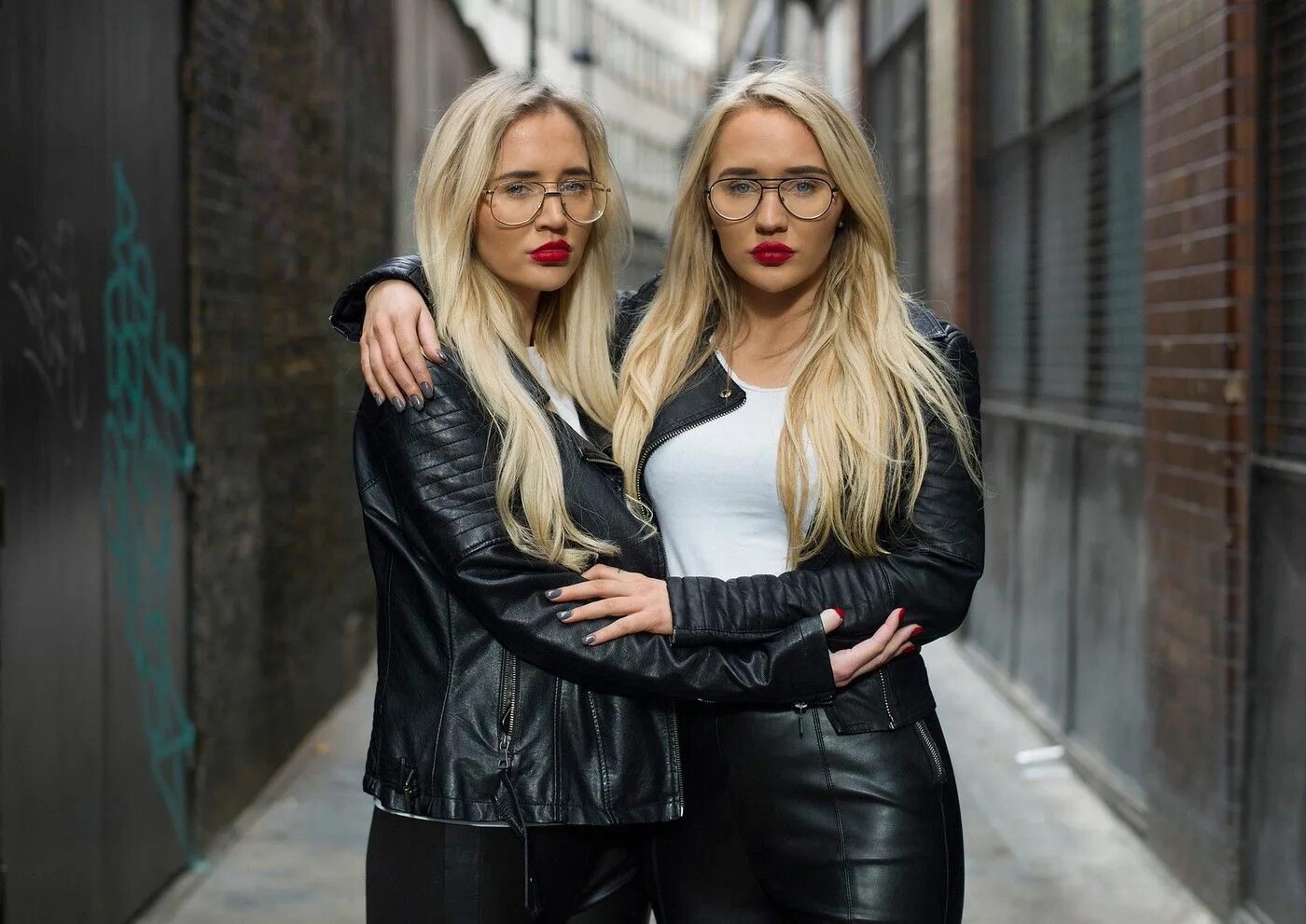 Relative twins. Бриана и бриттани близнецы дин с детьми. Relative twins. Сёстры близнецы dahm. Extreme sisters.