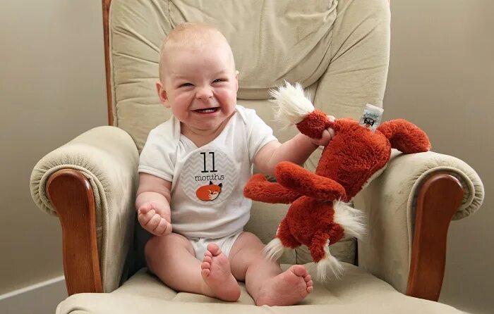 11 месячный ребенок. Ночной ребенка в 11 месяцев. Сон ребёнка в 11 месяцев. Сколько должен спать ребёнок в 11 месяцев. Ребенок в кроватке.