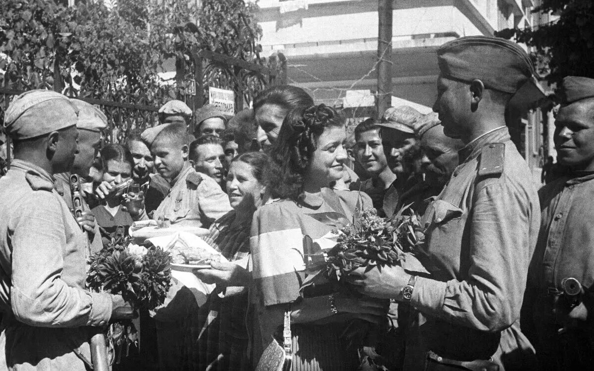 Встреча советских солдат освободителей 1943. Освобождение Болгарии, сентябрь 1944. Встреча советских солдат освободителей в Европе. Освобождение Болгарии 1944 Халдей.