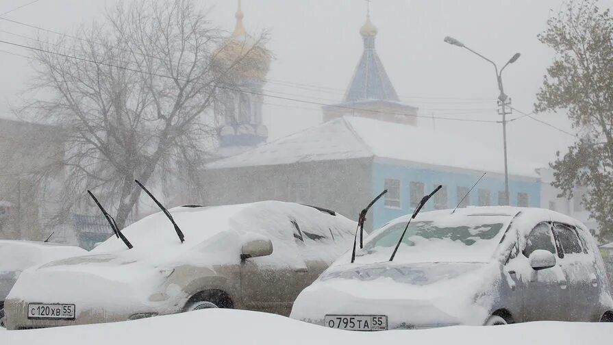 Снегопад в Омске. Заснеженный город Омск. Омск сугробы. Зима в Омске сугробы. В омске выпадет снег