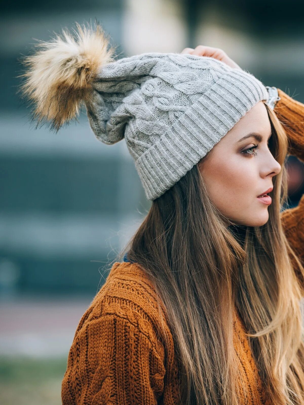 Какие шапки модные в 2025 году. Модные шапки. модные шапки для девушек. модные шапки на зиму. шапки женские осень модные.