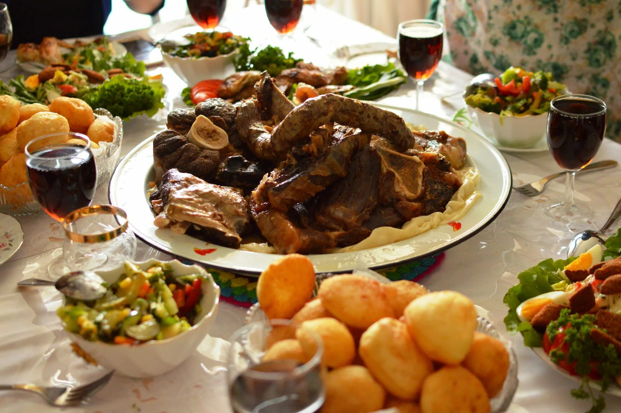 Казахская кухня дастархан. Бешбармак баурсак дастархан. Наурыз Казахстан дастархан. Казахский национальный стол с едой.