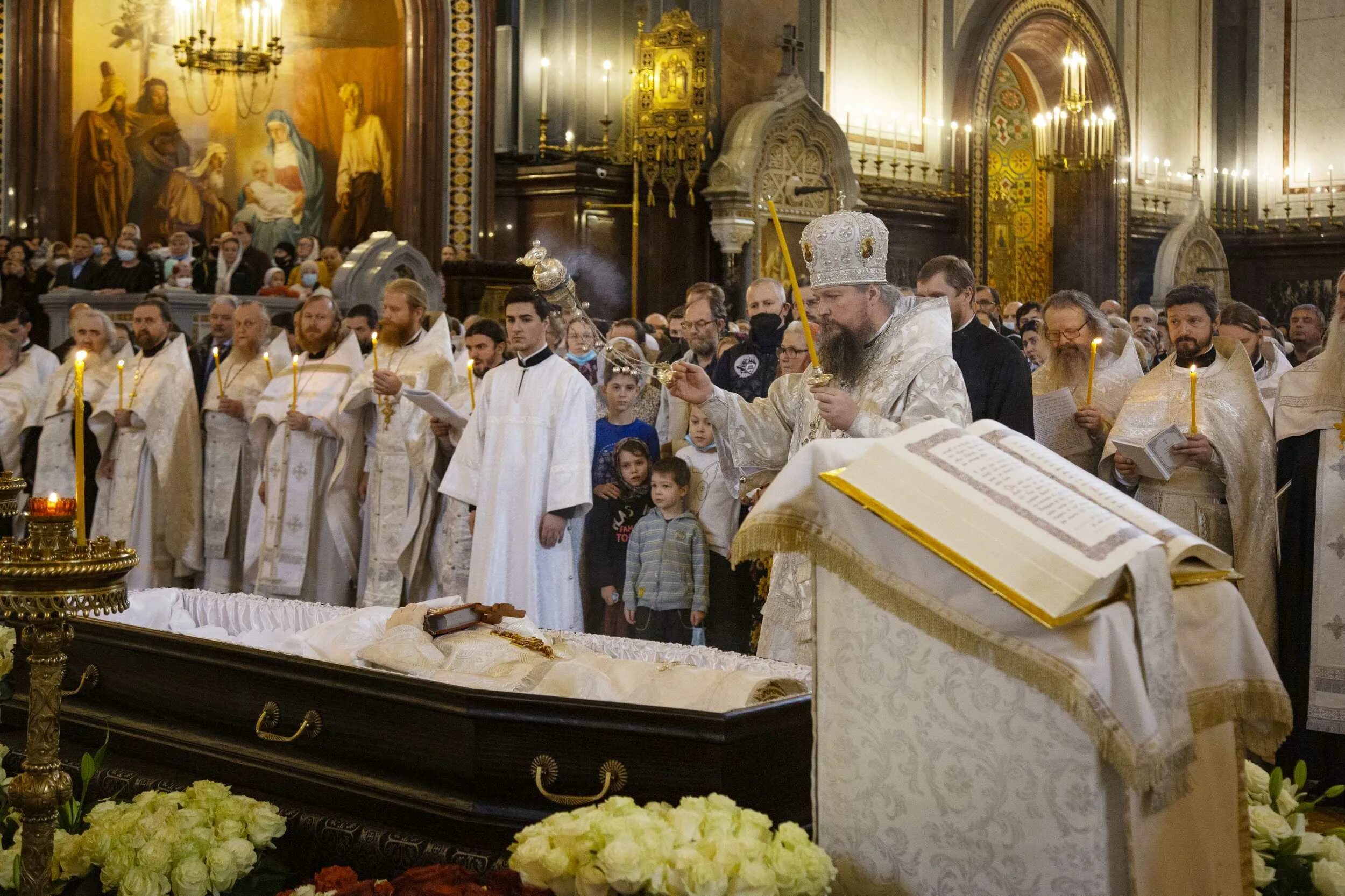 В церкви шло отпевание. Отпевание протоиерея Димитрия Смирнова храм Христа Спасителя. Отпевание протоиерея Димитрия Смирнова. Отпевание в храме Христа Спасителя. Отпевание отца Дмитрия Смирнова.