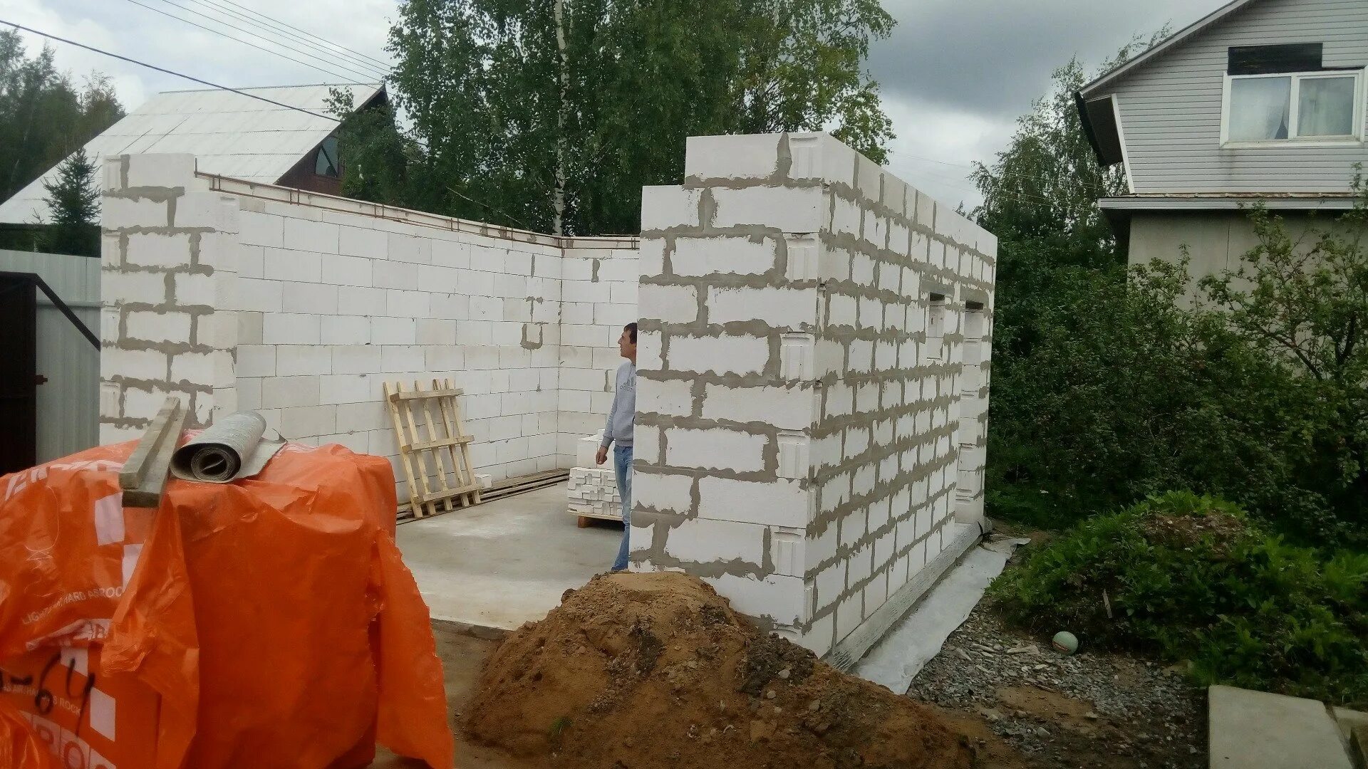 Стройка гаража. Сарай из пеноблоков 6х4. Гараж из газобетонных блоков. Гараж из газобетонных блоков. Гараж из керамзитобетонных блоков.