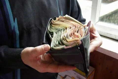 В кошельке лежало 100 рублей