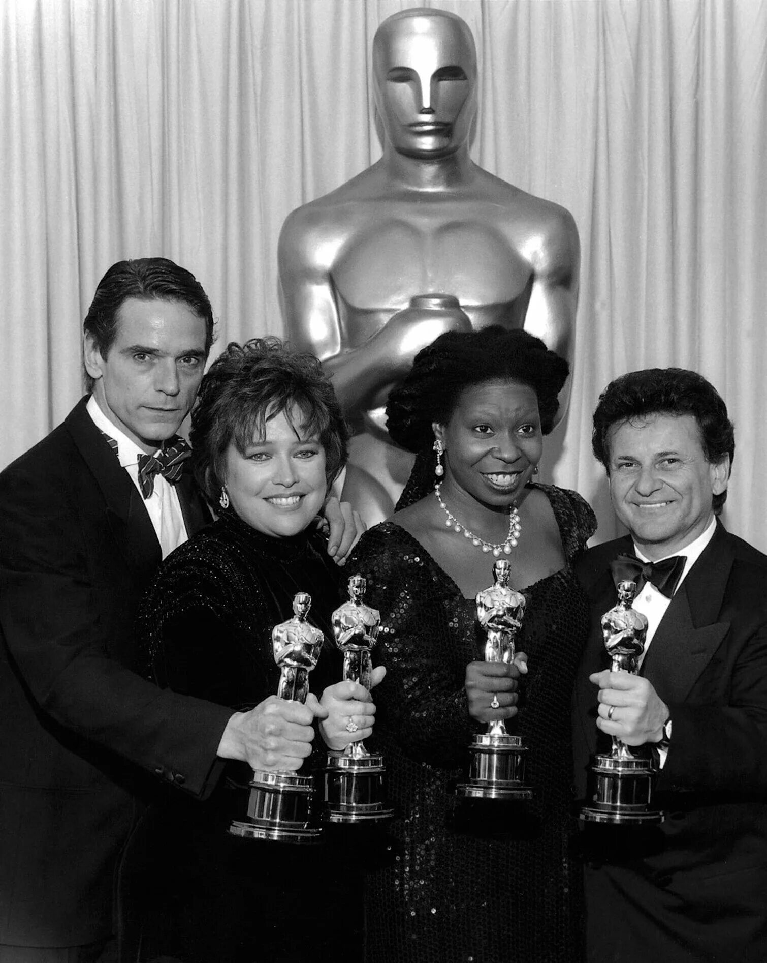 Оскар 1991 года. Оскар awards 1991. kathy bates oscar 1991. оскар 1990г. оскар 1929.