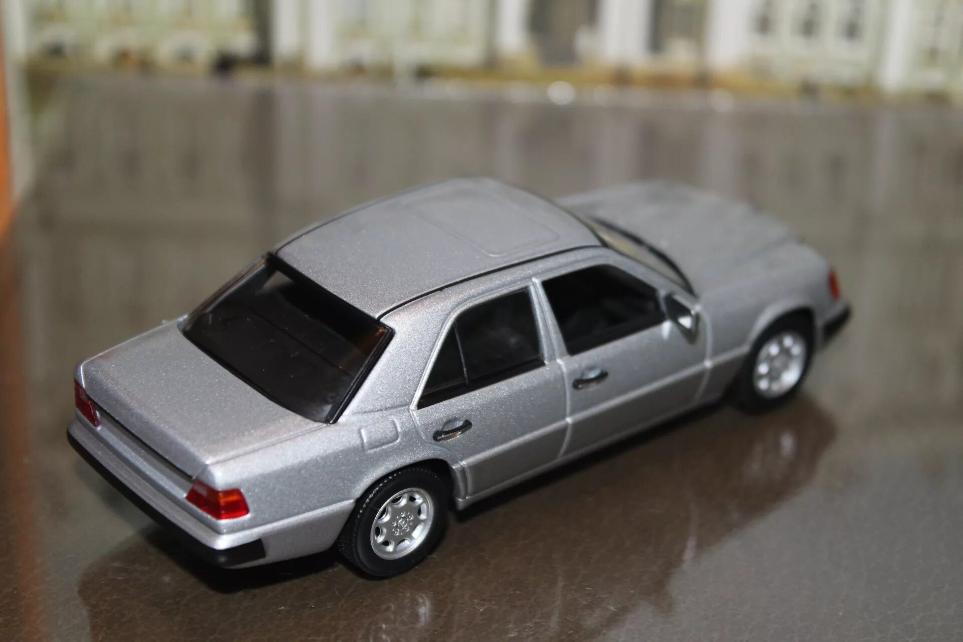 Mercedes 230e w124 minichamps 1-43. Mercedes w124 e500 1/43 minichamps. Mercedes-benz w124 модель. Autoart mercedes e320. W124 1 43.