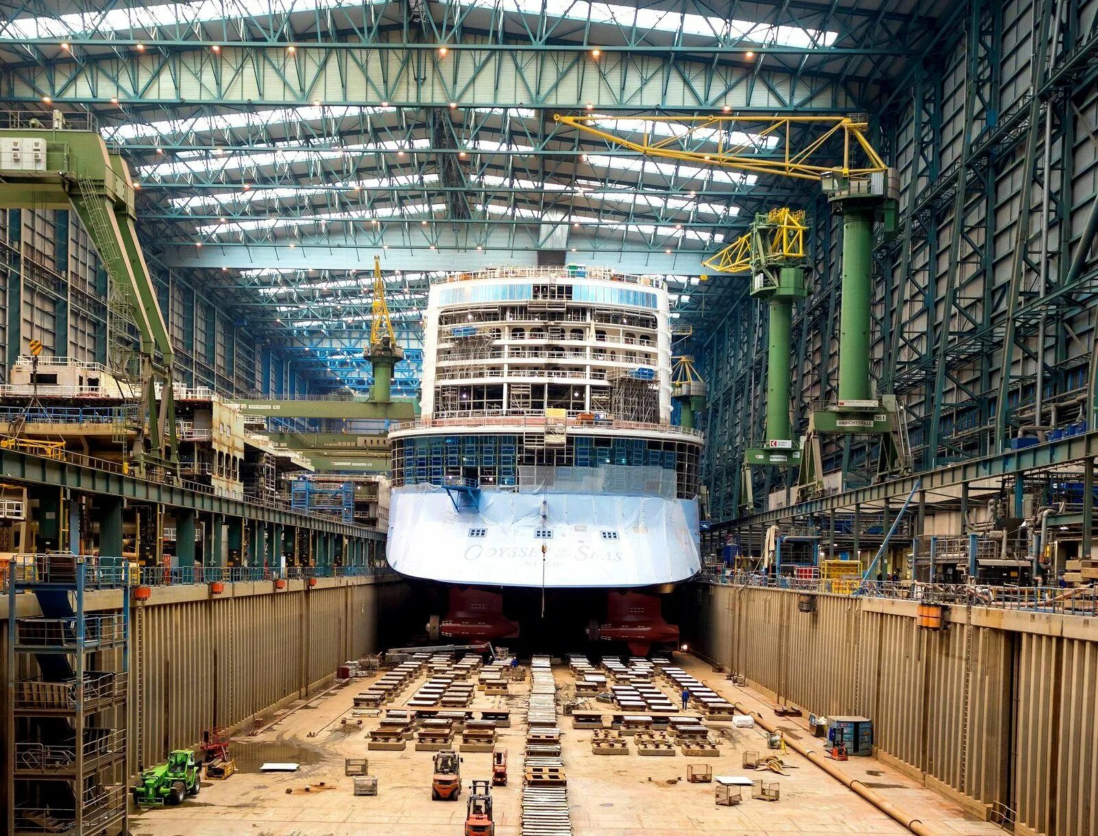 Двигатель круизного лайнера. Discovery princess лайнер. Круизный лайнер гармония морей/harmony of the seas. Оазис морей винты. Оазис морей машинное отделение.