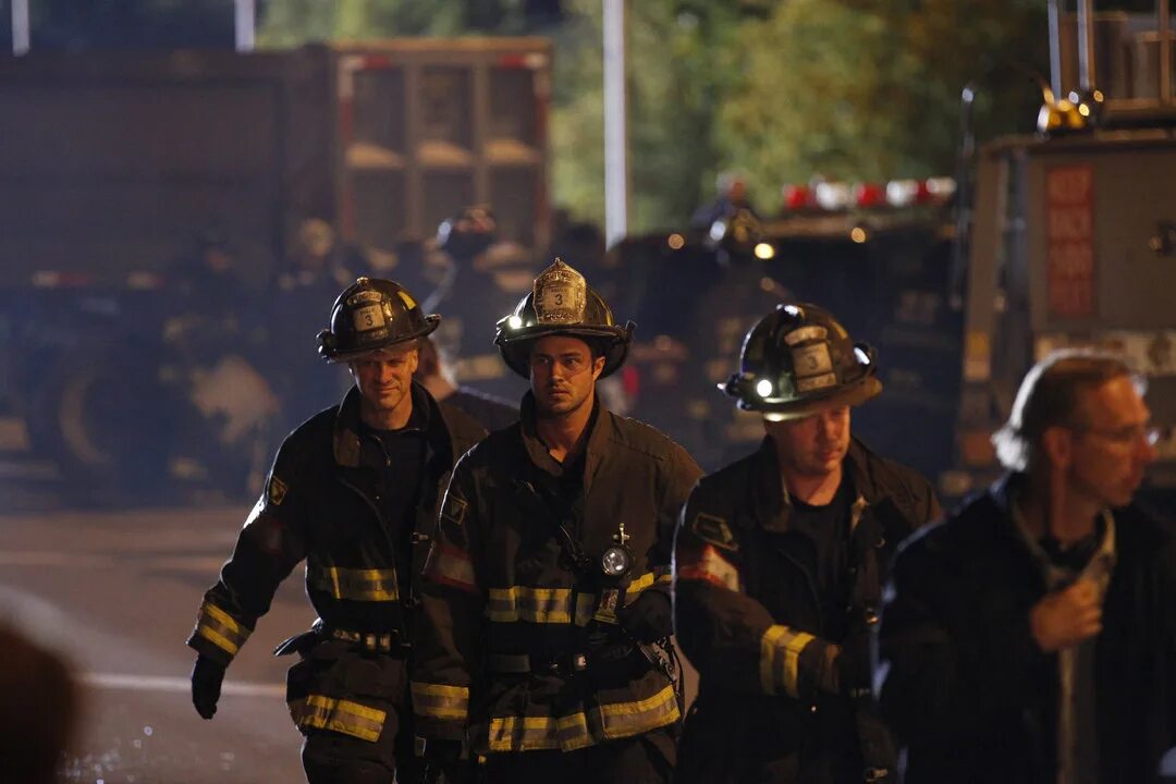 чикаго в огне на русском языке. чикаго в огне 10. пожар в чикаго сериал. чикаго в огне 8 сезон. пожарные чикаго 9 сезон сериал.